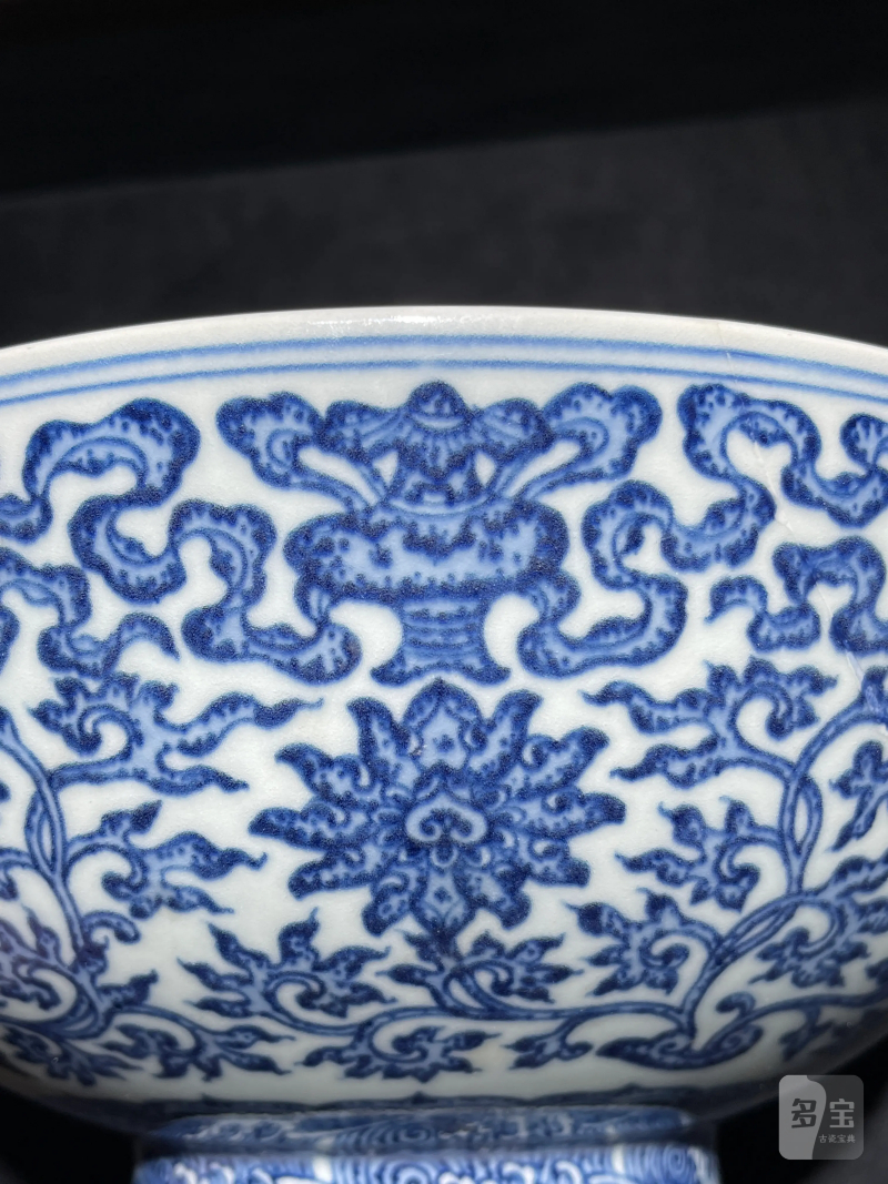 清乾隆 青花莲托八宝纹大碗 - 图5